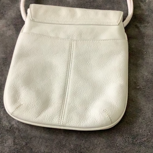 Misses/ladies white leather shoulder bag with multiple compartments - Picture 6 of 10